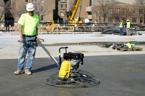 Как добиться идеального бетонного пола: виброрейки и заглаживающие машины